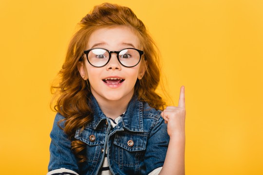 portret małej dziewczynki w okularach