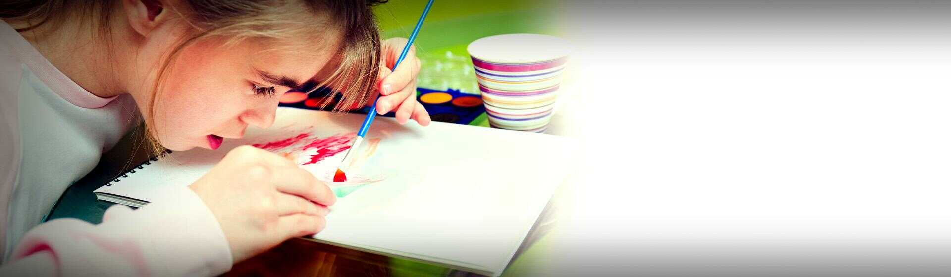 Slajd #2 - Małe dziecko maluje